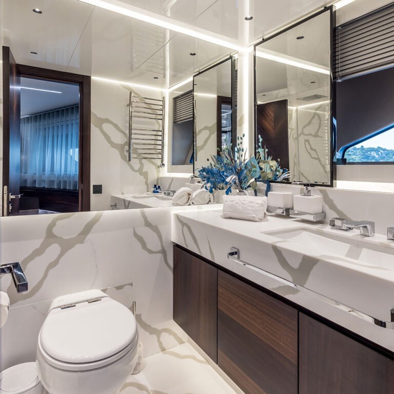 Sunseeker 90 Oceanin ylellinen kylpyhuone marmoriseinillä ja modernilla varustuksella.