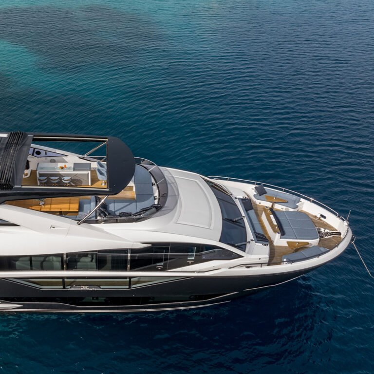 Sunseeker 90 Ocean -jahdin yläkansi ja aurinkotaso Adrianmeren yllä.