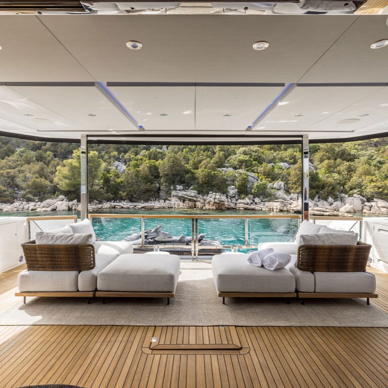 Sunseeker-jahdin ylellinen ulkokansi Adrianmerellä, merinäköala ja tyylikkäät aurinkopedin istuimet.