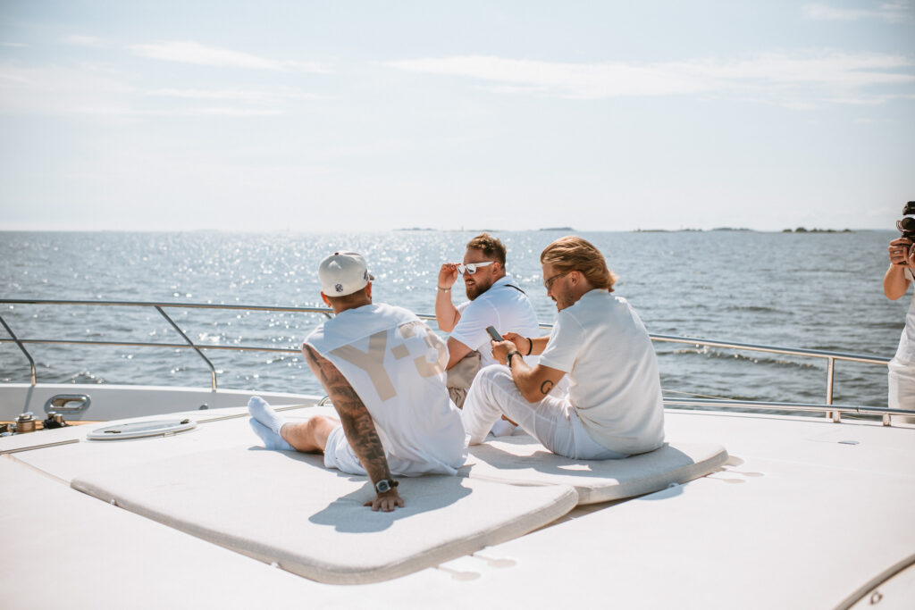 Private Cruise vs. Public Ferry Tour: 5 Decisive Differences in the Helsinki Archipelago Experience